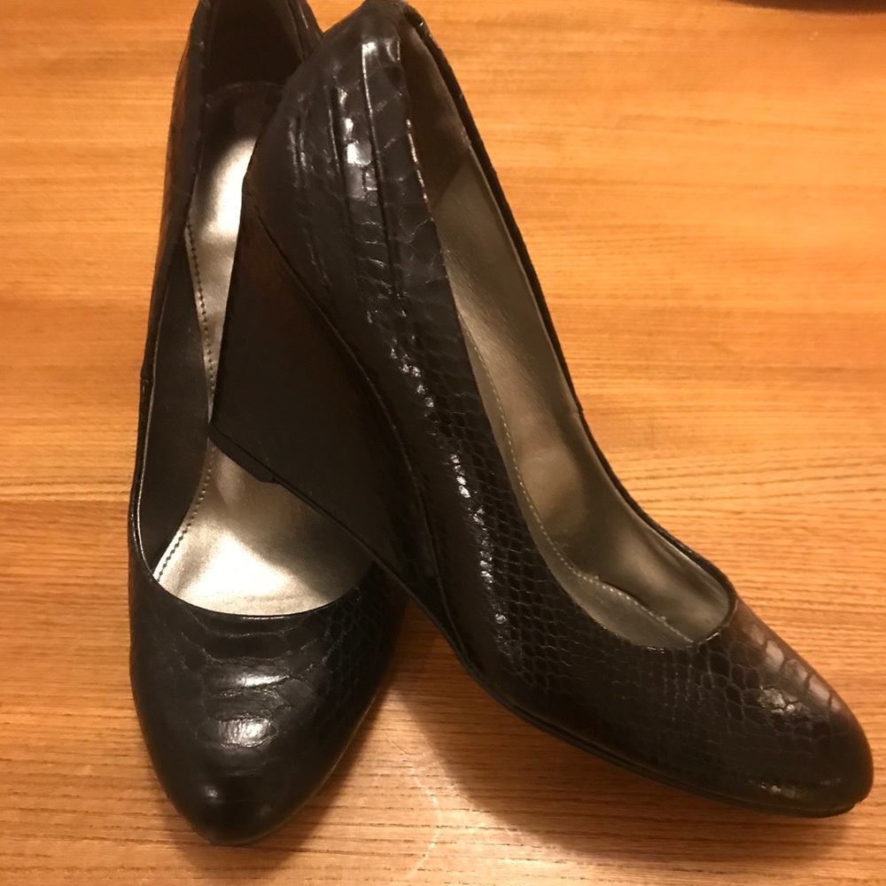 Bandolino Black Leather Wedge Shoes